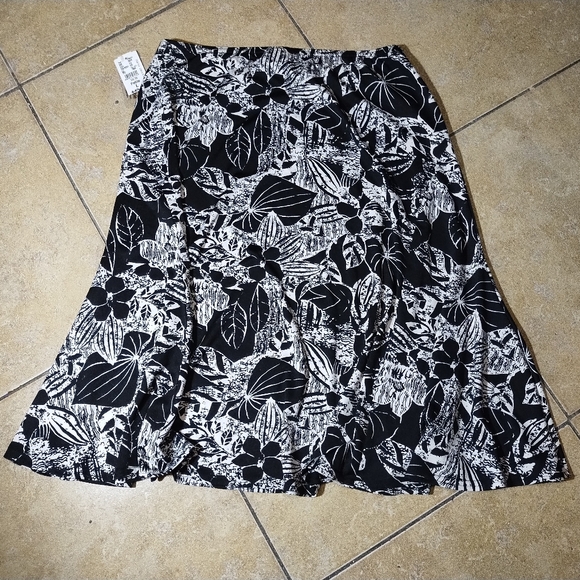 Lindor Black & White Pull On Floral A-Line Skirt Size L/G Petite - Picture 4 of 8